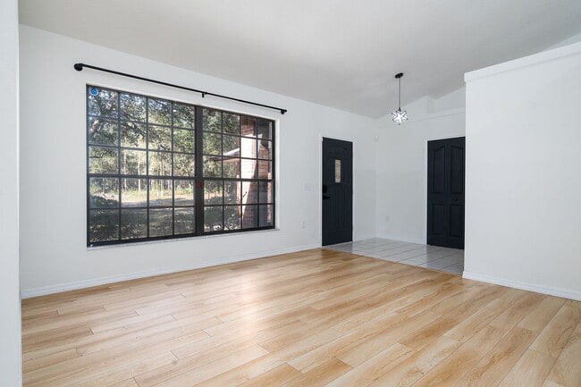 Building Photo - Wonderful & Private