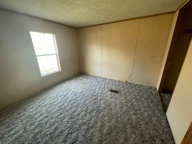 Building Photo - 3 Bedroom/ 2 Bath