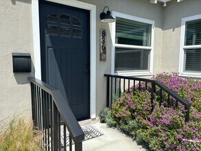 Building Photo - Charming Bungalow-Style Unit in Quiet Trip...