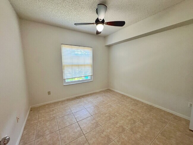 Building Photo - Las Palmas! 2 Bedroom | 2 Bathroom | Garage!