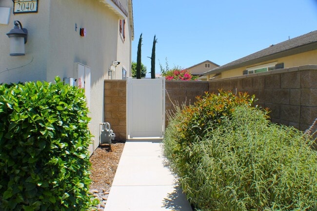 Building Photo - Stunning Redlands Home For Rent