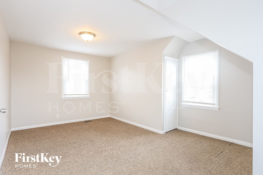 Building Photo - 7803 S Central Ave