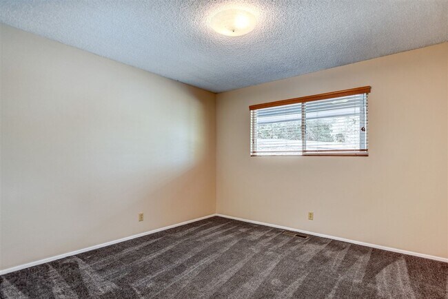 Building Photo - 4 bedroom 2 bathroom home for rent in Prescott