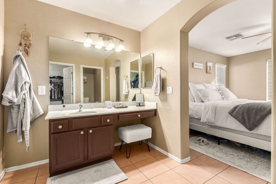 Master Bath - 2213 S 65th Dr