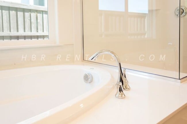 Building Photo - Ellis Neighborhood  | Spacious Single-Stor...