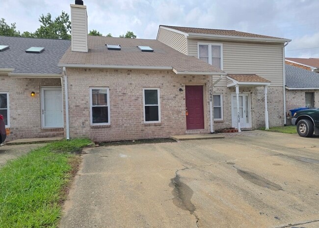 Building Photo - Awesome 3 Bed / 2 Bath Townhome with Open ...
