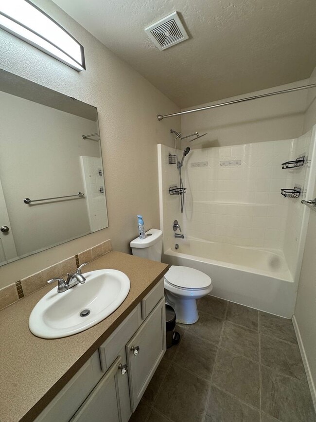 Building Photo - Beautiful 4 Bedroom, 2.5 Bathroom Home