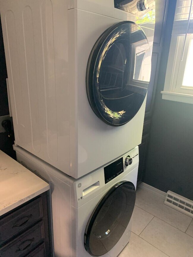 Building Photo - 2709 Highland Dr