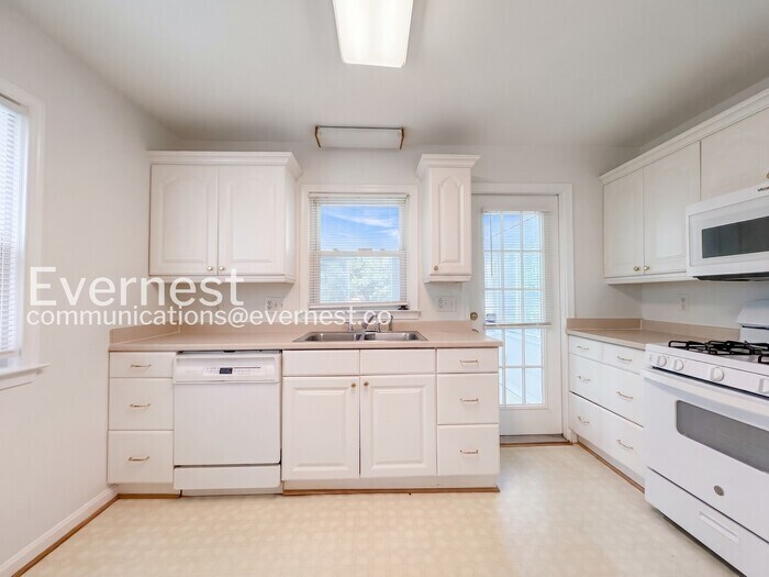 Building Photo - 5427 Varnum St