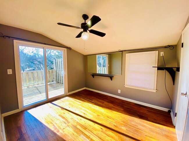 Building Photo - {11821} Desirable Shawnee Village Location + Hardwood Floors + Fenced Yard