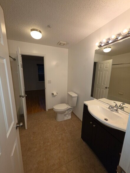 Building Photo - 10016 Vanderbilt Cir