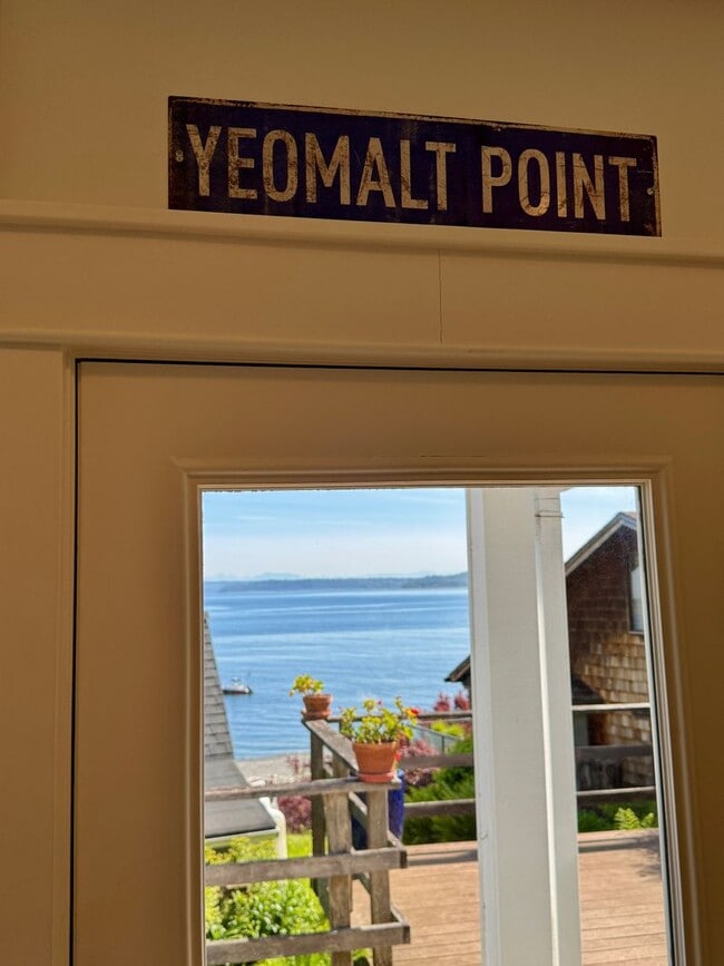 Building Photo - enchanting one bedroom beach cottage available now.....