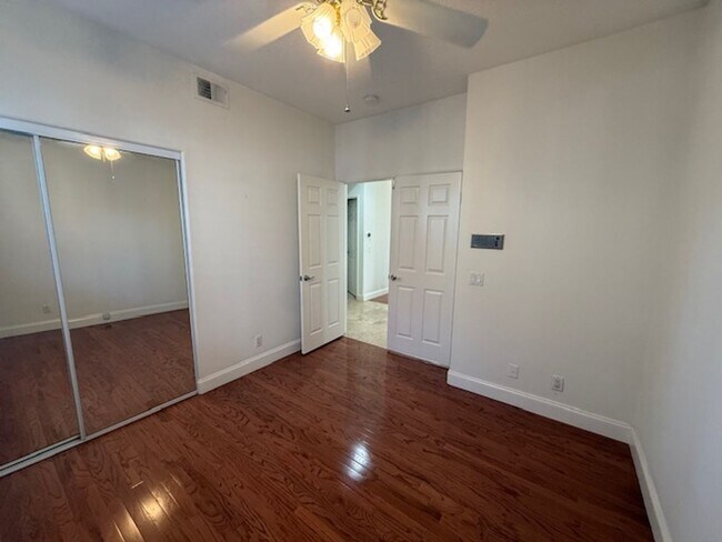 Building Photo - ****1/2 off second month rent****Over 3000...