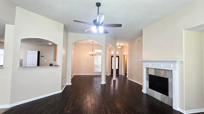 Building Photo - 2014 Pinecreek Pass Ln