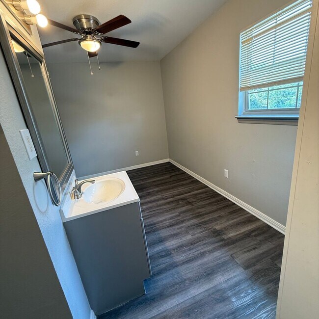 Building Photo - $500 Off 1st Full Month!* All Utilities In...