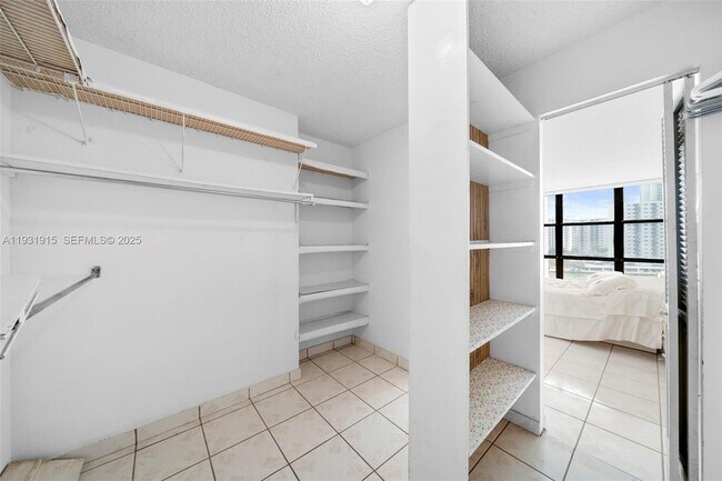 Building Photo - 1000 Parkview Dr