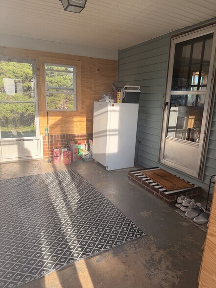 Building Photo - 682 Tower Hill Rd