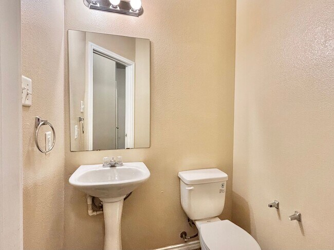 Building Photo - Conveniently located townhome in Universal...