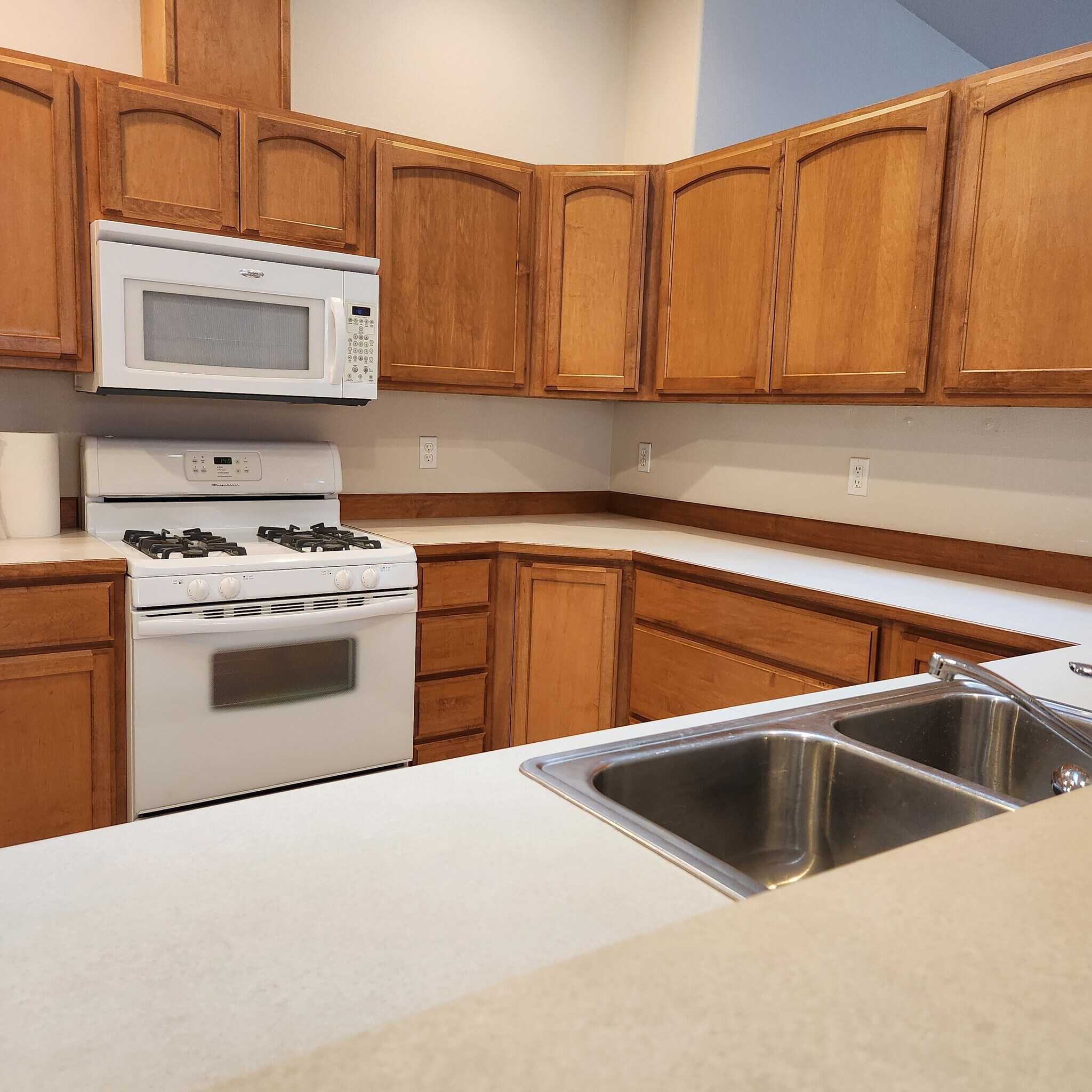 Kitchen has gas range, new flooring, pantry, and skylight. - 175 E Jeffrey Pine Ln