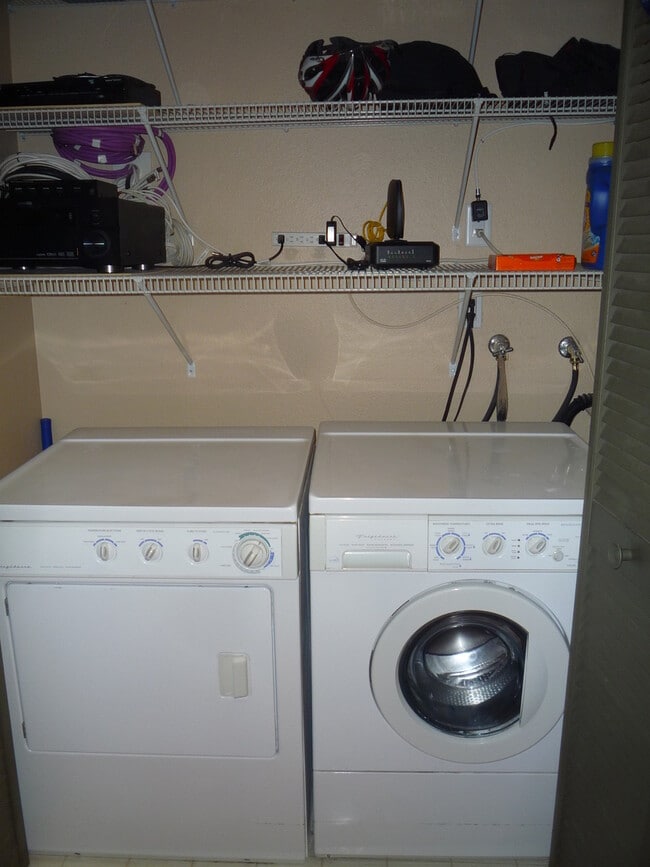 Building Photo - Updated townhome in Golden Hill