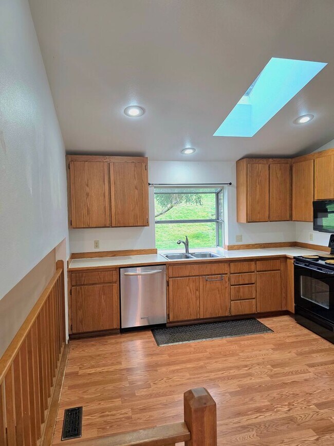 Building Photo - Federal Way tri-level rental home - 3 bedroom plus den, 3 bathrooms, 2 car garage, Available NOW!