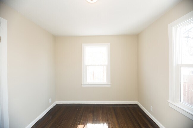 Building Photo - 3 potential 4 bedroom in desirable Beech G...