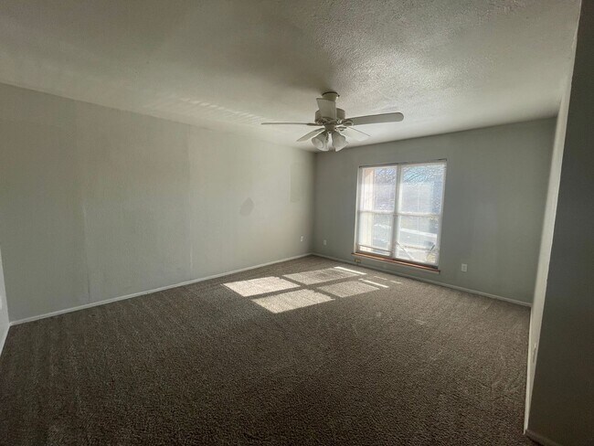 Building Photo - 3 Bed Duplex OKC