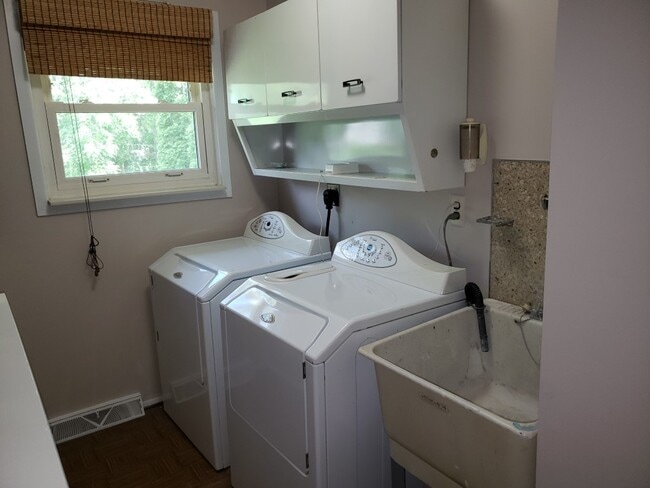 Building Photo - 24694 Creekside Dr