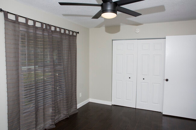 Building Photo - 1931 Tarpon Ct