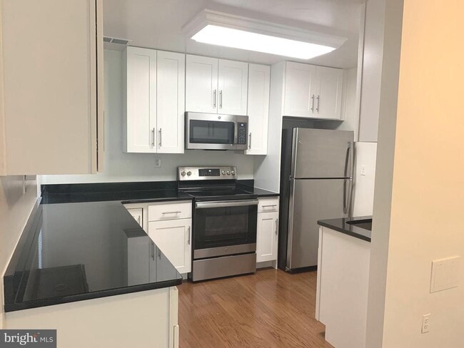 Building Photo - Beautifully updated 2 bd 1 bth patio level...
