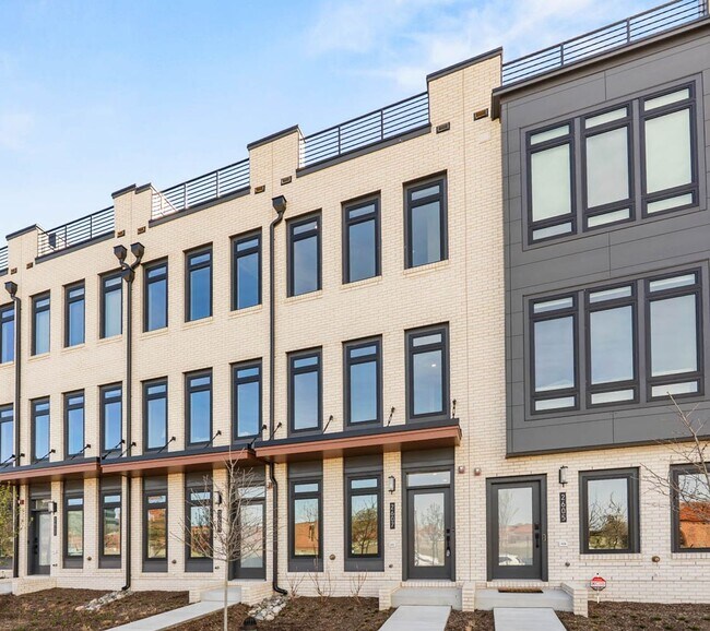 Building Photo - Reservoir District Townhome | 3 Bed + Den | 3.5 Bath | 1,800 Sf | Large Private Rooftop Deck & Ba...