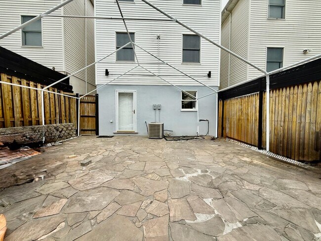 Building Photo - 318 Linden Ave