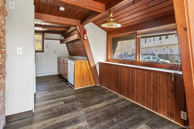 Building Photo - 304 Lake Lodge Dr