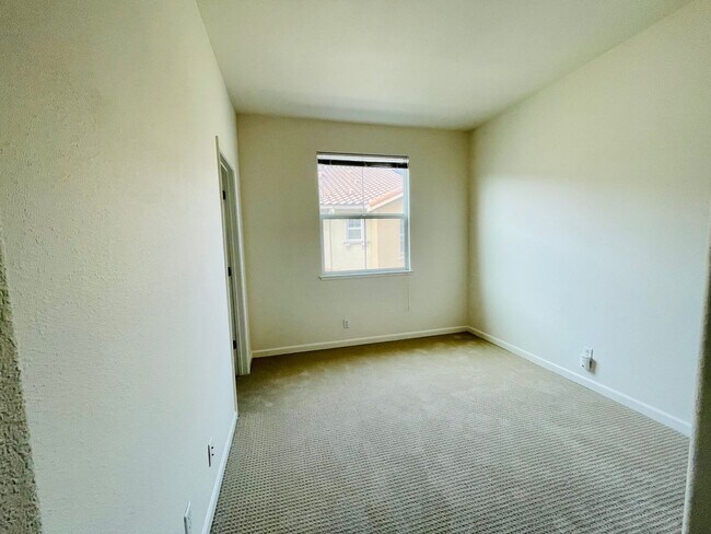 Building Photo - Gorgeous 3 Bed/3 Bath Home in Peaceful Community - Impeccably Maintained