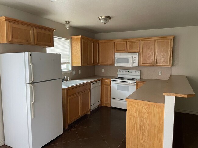 Building Photo - 2 story town house! 3 bed 2.5 bath