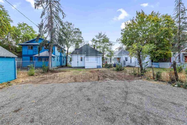Building Photo - Charming home blocks from Kendall Yards