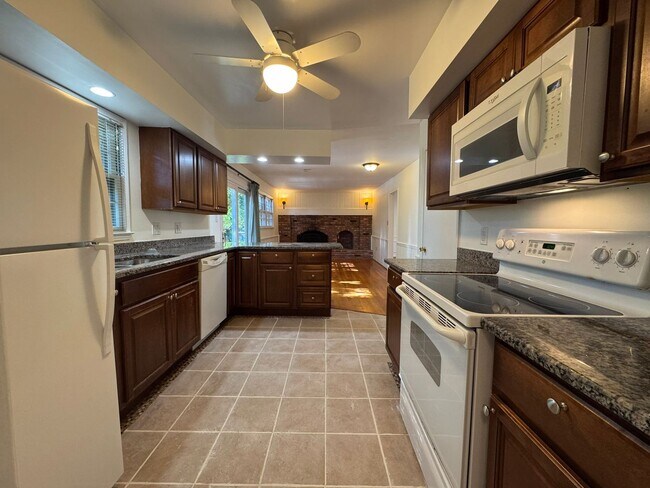 Building Photo - Spacious 4 Bed 2/2 Bath Home with Park-Lik...