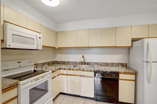 Building Photo - 3800 Powell Ln