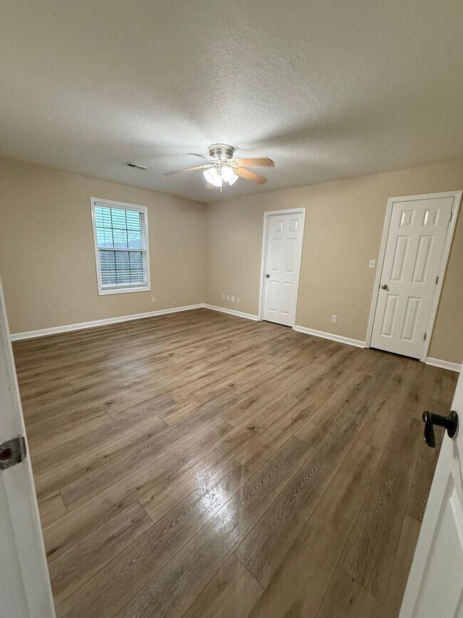 Building Photo - Great Home in Convenient Halls Location