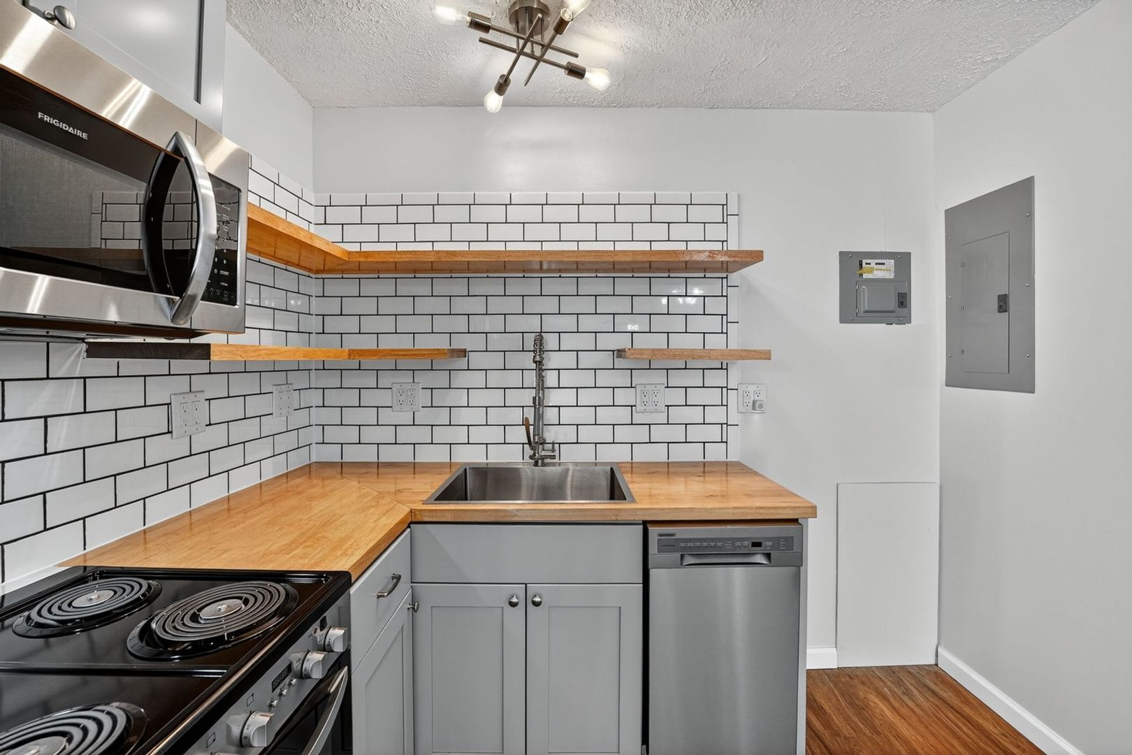 Building Photo - 16200 Round Mountain Rd