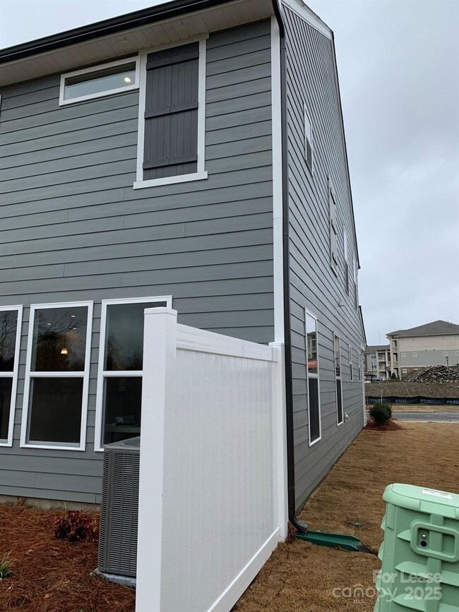 Building Photo - 23042 Clarabelle Dr