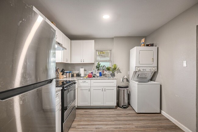Building Photo - Fully Renovated 2 bed 1 bath in Grand Prai...
