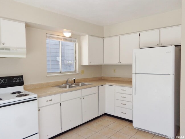 Building Photo - 4726 W Merol Ct