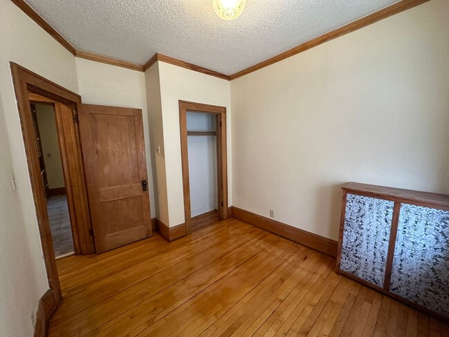 Building Photo - Main Floor Duplex in St. Paul, 3 bedrooms,...