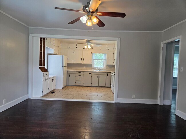 Building Photo - 1027 Holland Ave