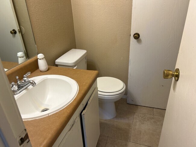 Building Photo - 2405 Shoemaker Dr