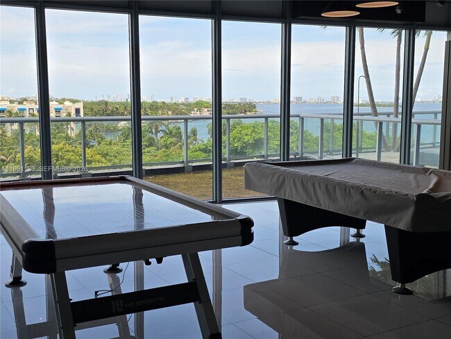 Building Photo - 601 NE 36th St