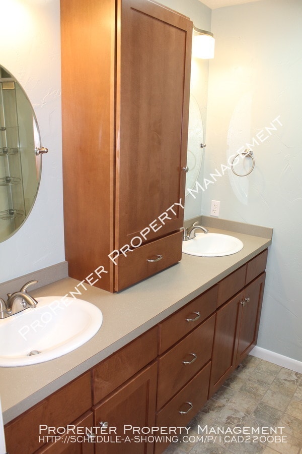 Building Photo - 1530 E Heather Cir