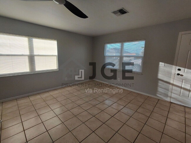 Building Photo - 724 Ne-11 Ter