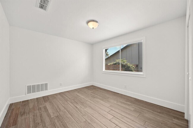 Building Photo - 9445 Singing Quail Dr